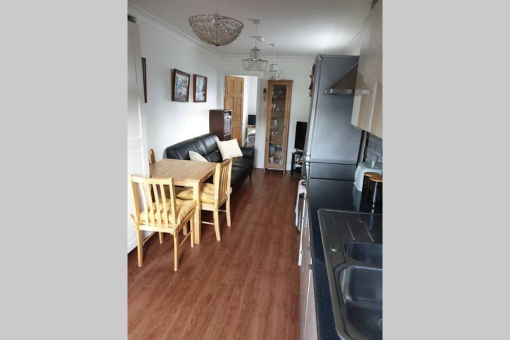 A Home Away From Home With A Big Welcome Erith Dış mekan fotoğraf